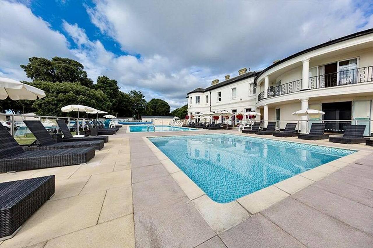 Mudeford Beach Lodge Екстериор снимка