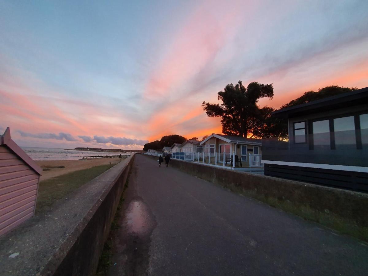 Mudeford Beach Lodge Екстериор снимка